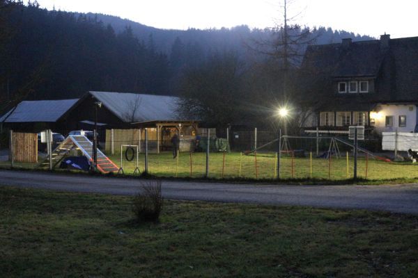 Hundeplatz beleuchtet